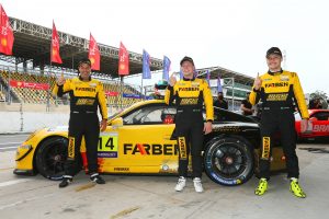 Pimenta, Elias e Giassi comemorando a pole em Interlagos Pimenta, Elias e Giassi comemorando a pole (foto: Luca Bassani)