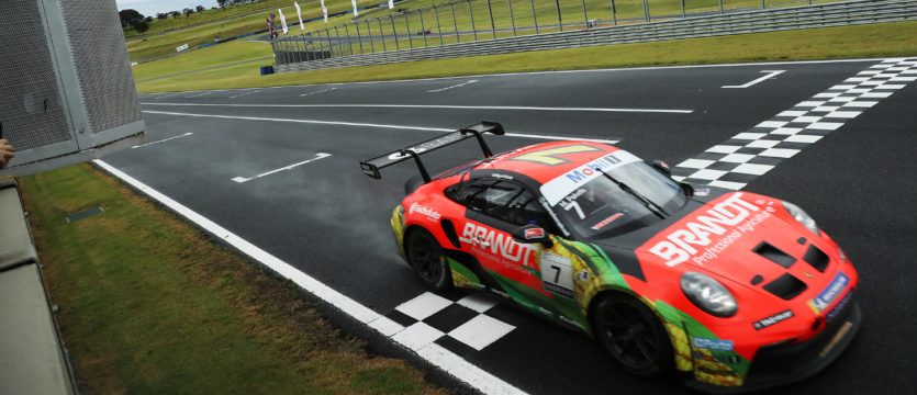 Porsche Cup C6 Bank: Miguel Paludo vence no molhado pela Carrera Cup no Velocitta Porsche Cup C6 Bank: Miguel Paludo vence no molhado pela Carrera Cup no Velocitta